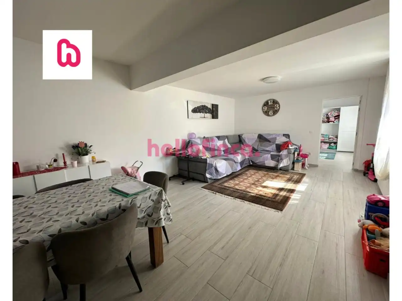 Sala d'estar de Casa adosada en venda en Sant Pere de Torelló, Barcelona