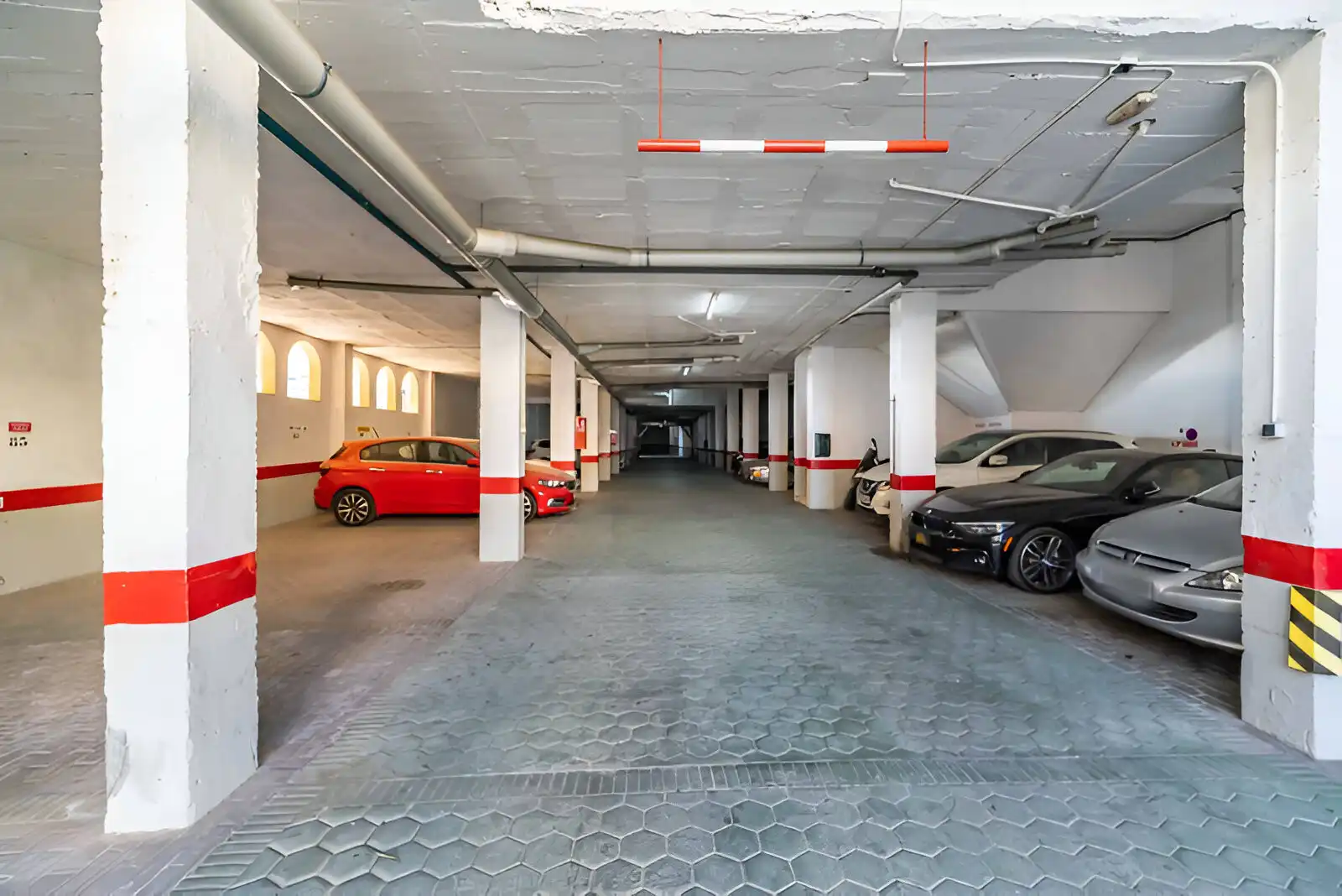Parking de Planta baja en venta en Benalmádena con Aire acondicionado, Terraza y Piscina