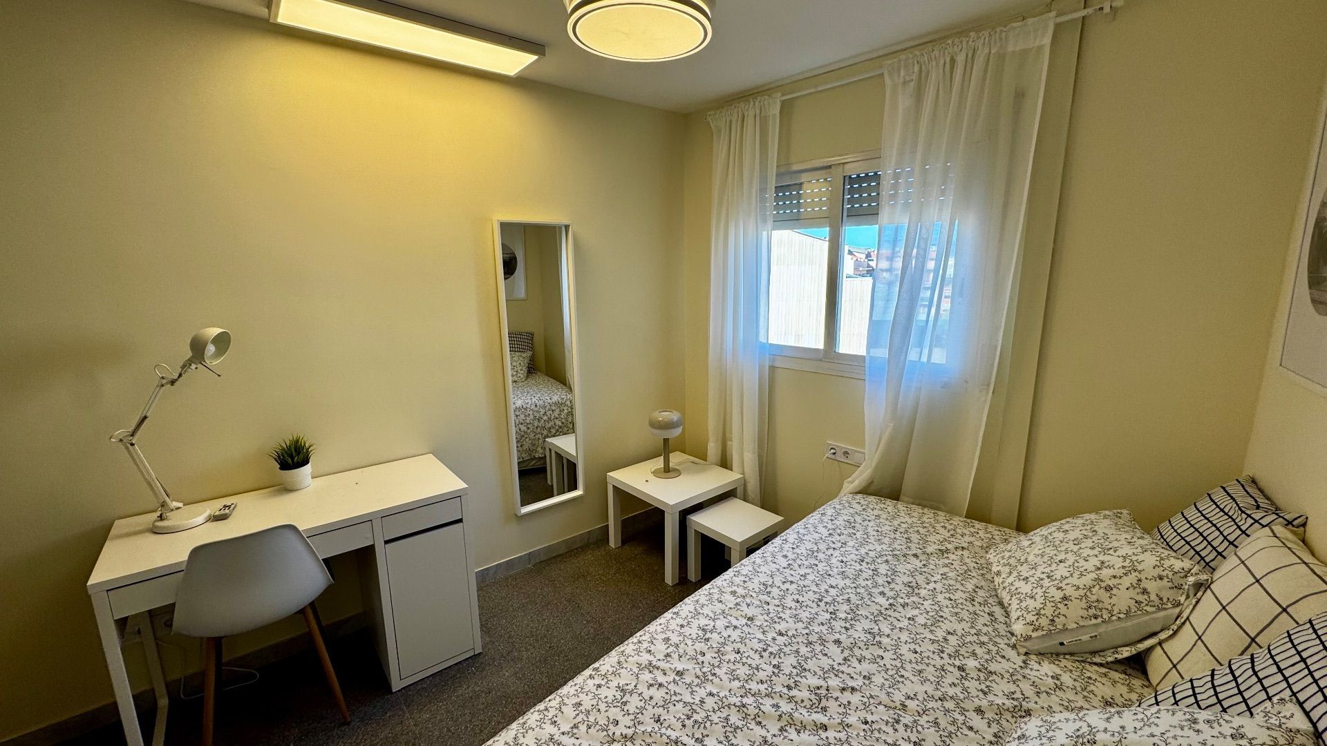 Bedroom of Flat to share in Terrassa  with Air Conditioner