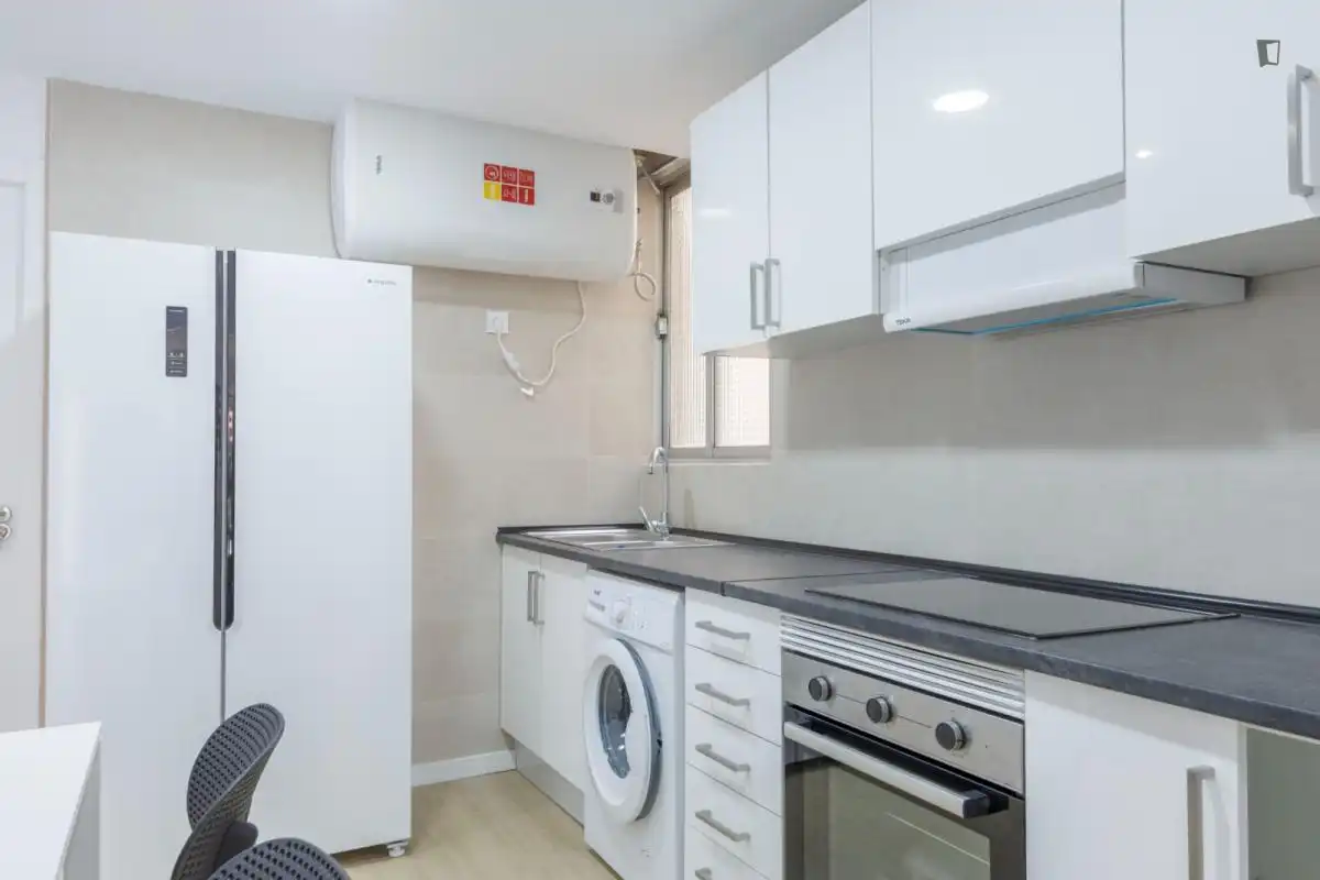 Cuina de Apartament per a compartir en Valencia amb Moblat, Forn i Rentadora