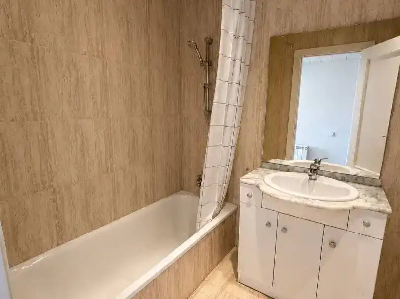 Badezimmer von Wohnung zum Verkauf in Sabadell