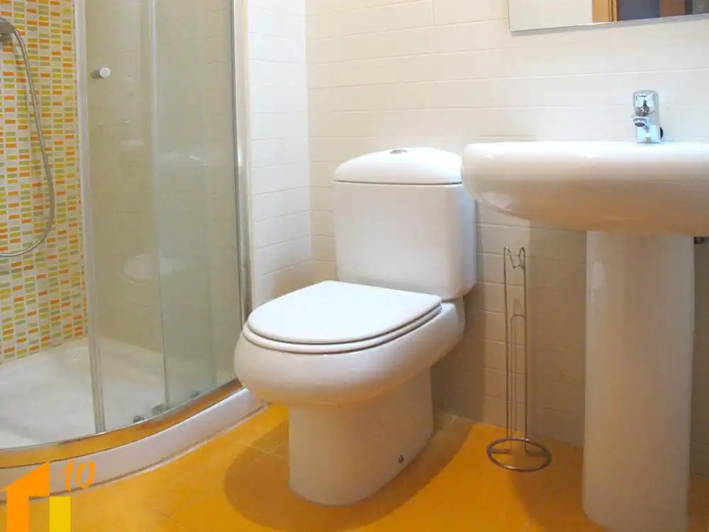 Baño de Piso de alquiler en Burgos con Calefacción y Trastero