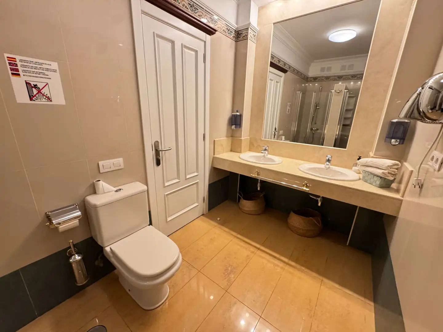 Badezimmer von Wohnung zum Verkauf in Tías mit Klimaanlage, Möbliert und Gemeinschaftspool