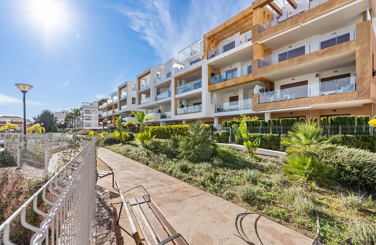 Vista exterior de Apartament en venda en Orihuela amb Aire condicionat, Calefacció i Jardí privat