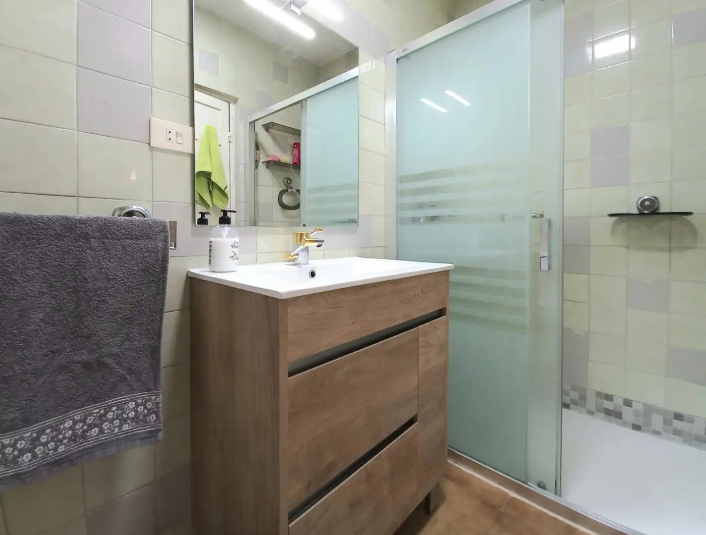 Badezimmer von Einfamilien-Reihenhaus zum Verkauf in Presencio mit Privatgarten