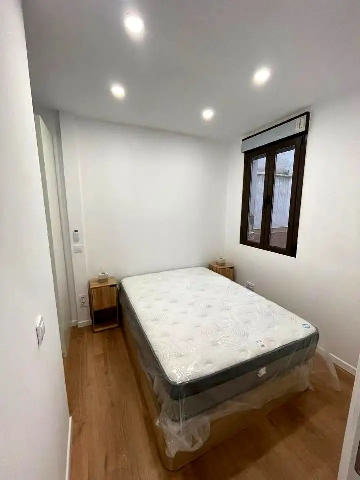 Dormitori de Apartament de lloguer en Madrid amb Aire condicionat, Calefacció i Terrassa