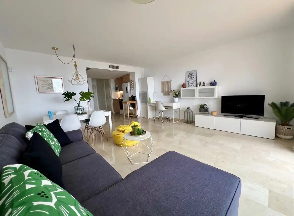 Sala d'estar de Pis en venda en Benalmádena amb Aire condicionat, Terrassa i Moblat