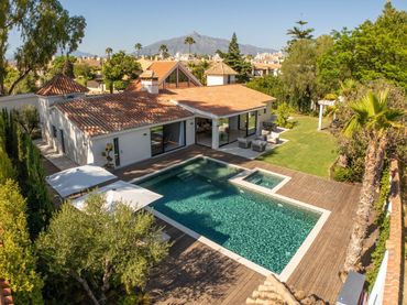 Casa amb piscina en venda a Nueva Andalucía