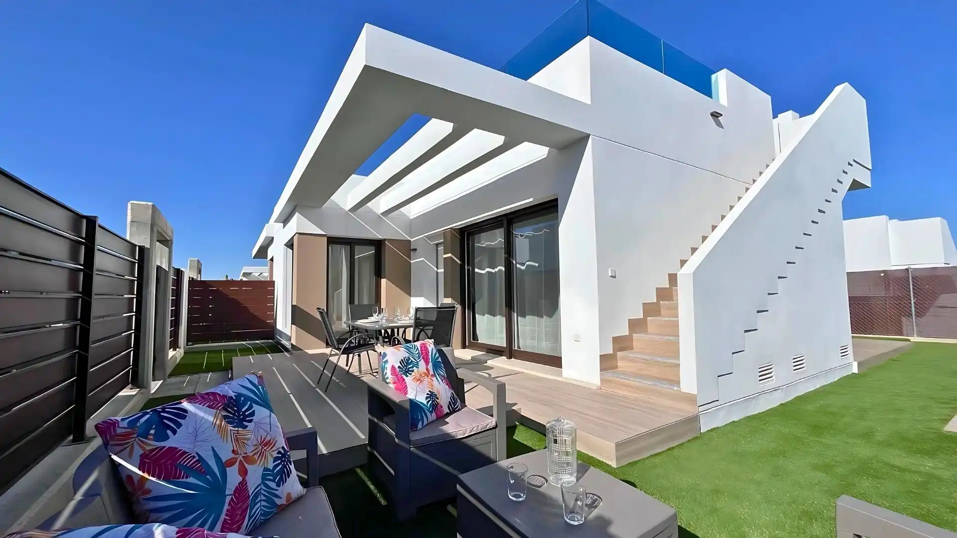 Terrasse von Einfamilien-Reihenhaus zum Verkauf in Madrid mit Schwimmbad