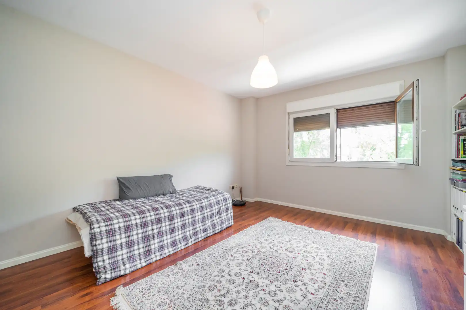 Habitación de Casa adosada en venta en Las Rozas de Madrid con Aire acondicionado, Calefacción y Jardín privado
