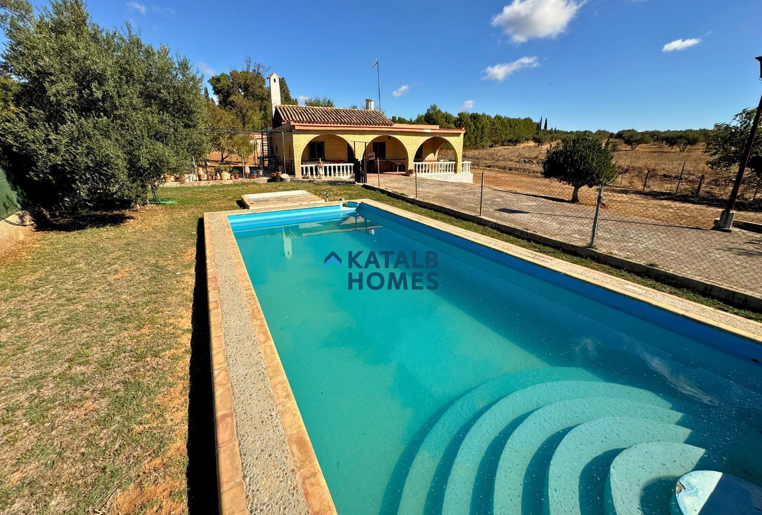 Vista exterior de Casa o xalet en venda en Mairena del Aljarafe amb Jardí privat, Terrassa i Traster
