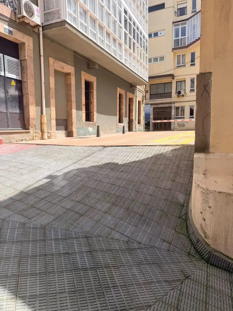 Aparcament de Local de lloguer en Torrelavega  amb Aire condicionat, Terrassa i Moblat