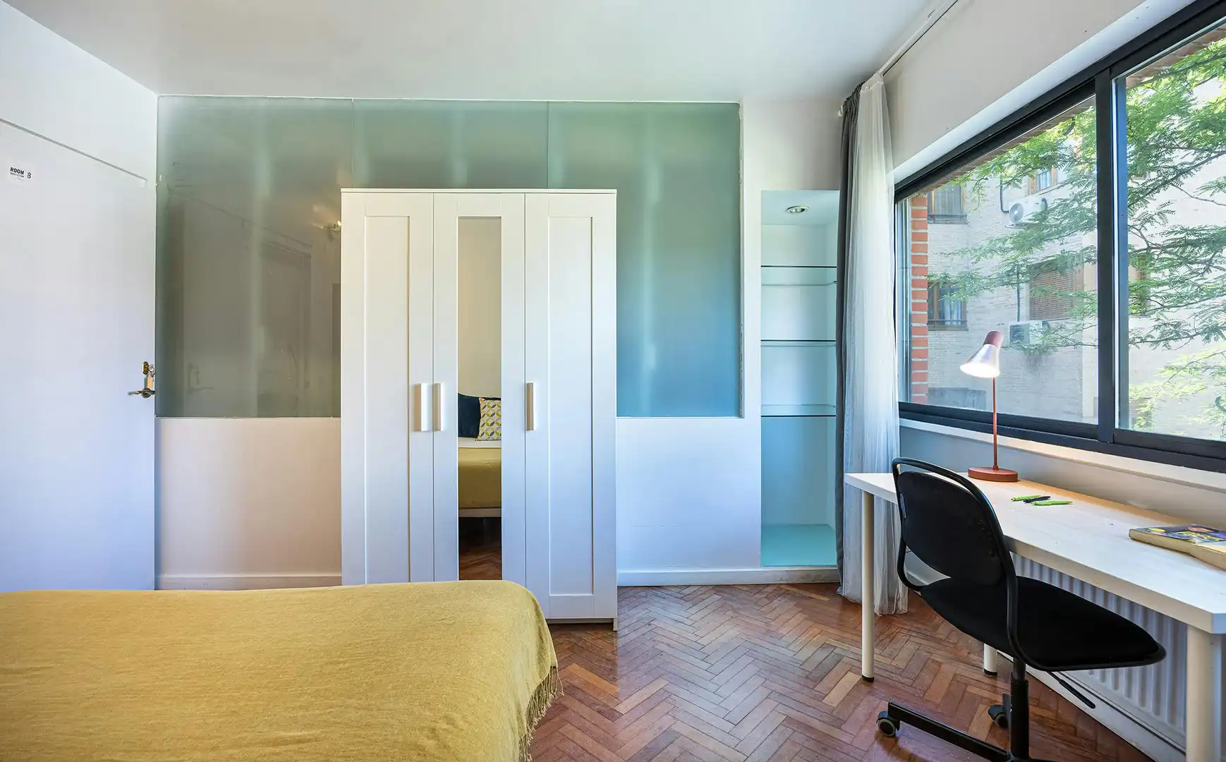 Bedroom of Flat for share in Madrid  with Heating, Furnished and Washing machine