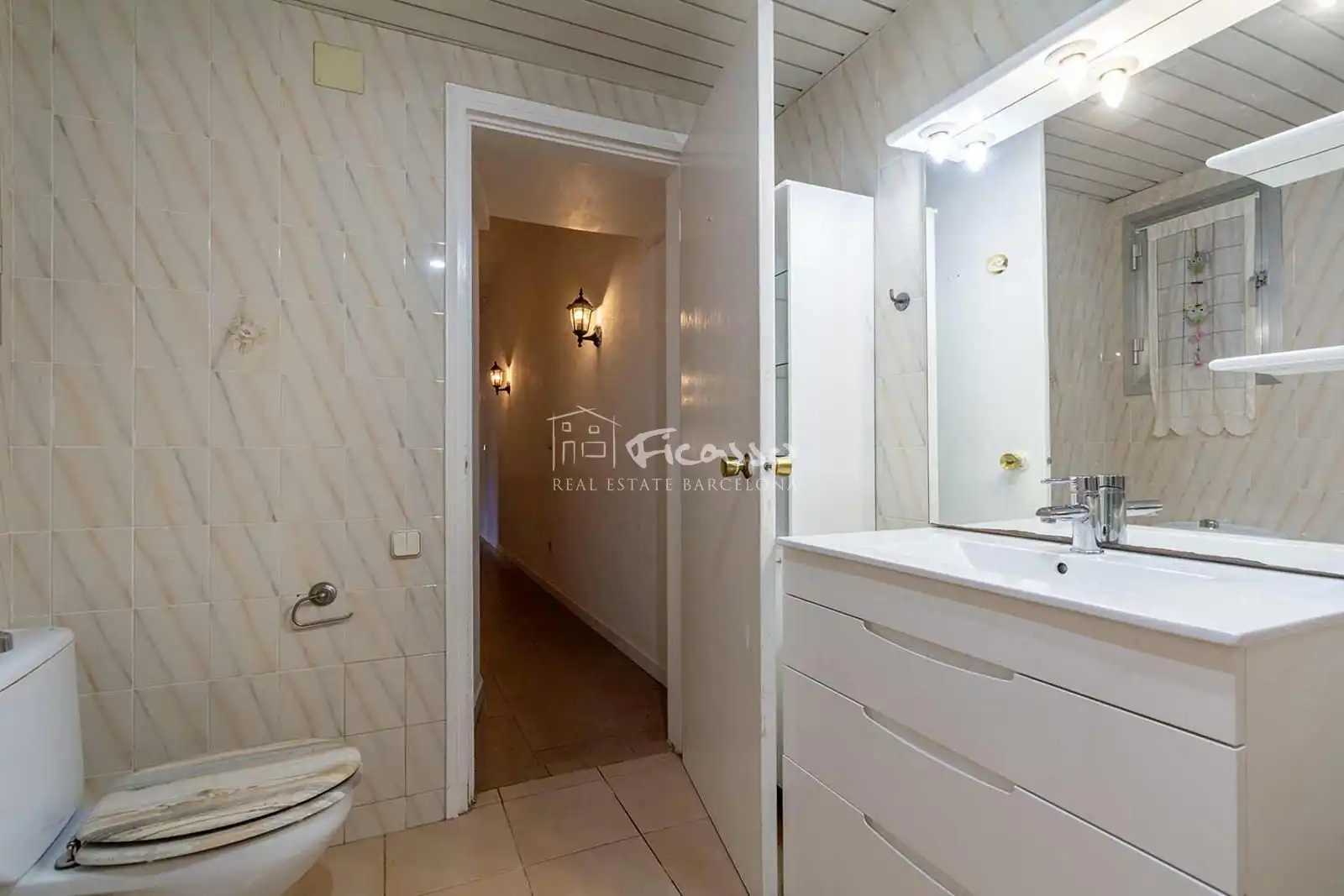 Bathroom of Flat for sale in Barcelona  with Air Conditioner, Heating and Oven