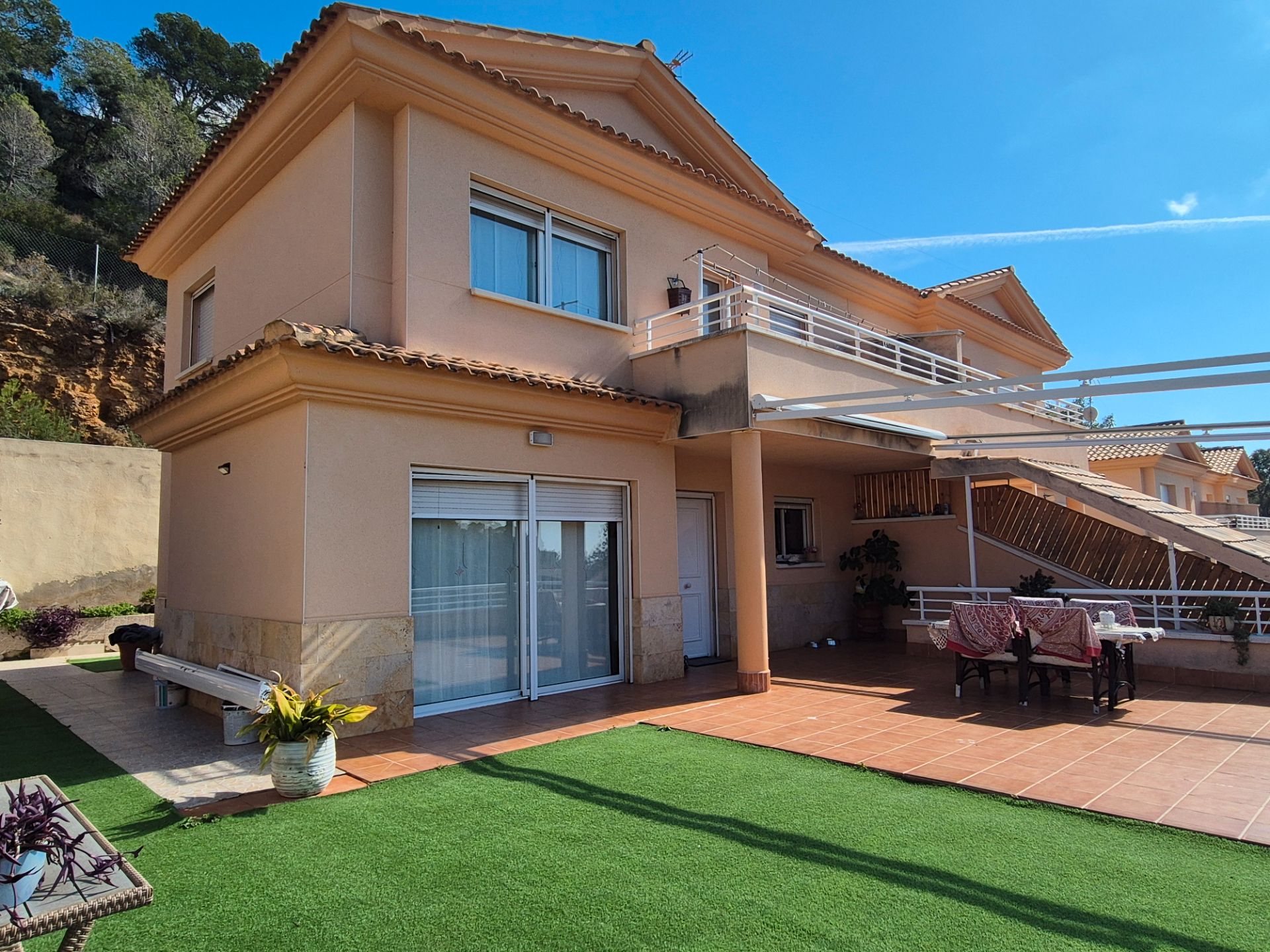 Vista exterior de Casa adosada en venta en Roda de Berà con Aire acondicionado, Calefacción y Jardín privado