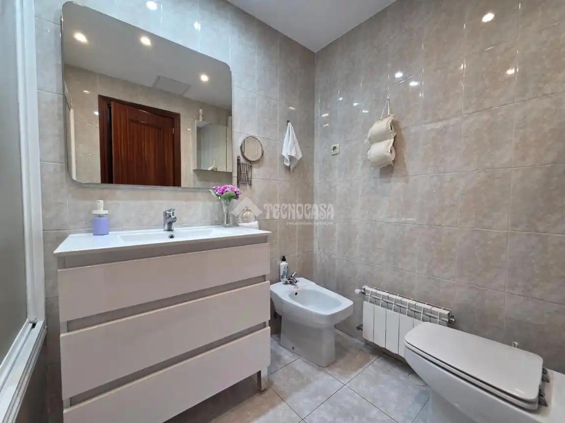 Baño de Piso en venta en Velilla de San Antonio con Aire acondicionado, Calefacción y Amueblado