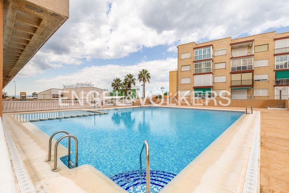 Swimming pool of Apartment to rent in  Valencia Capital  with Air Conditioner, Heating and Private garden