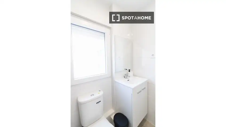 Bathroom of Flat for rent in Madrid  with Air Conditioner, Heating and Furnished