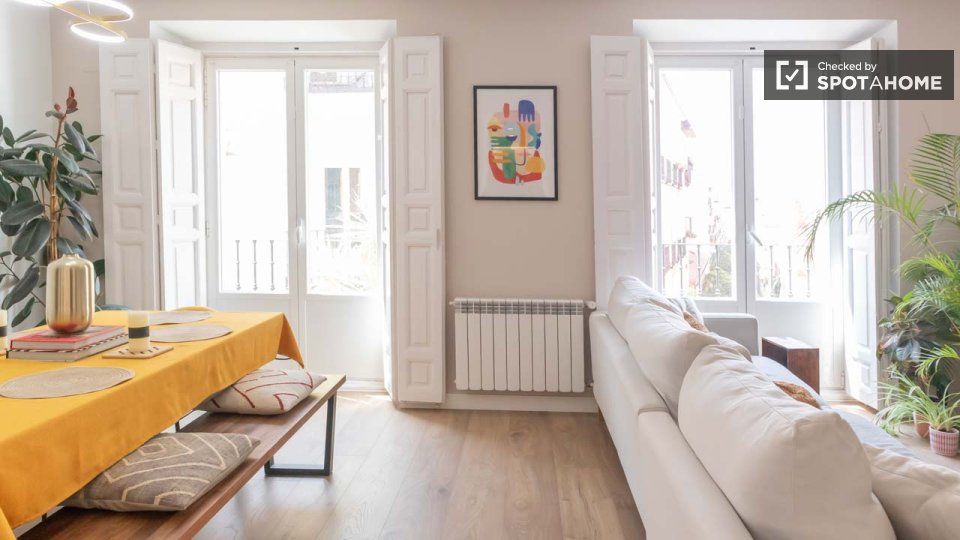 Living room of Flat to rent in  Madrid Capital  with Air Conditioner, Heating and Furnished