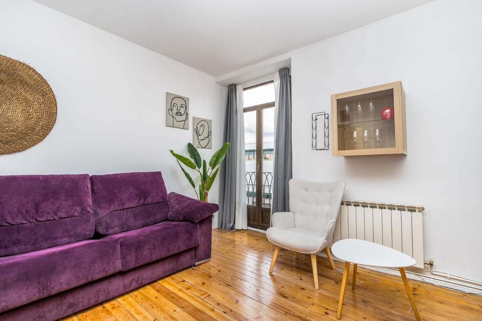 Sala d'estar de Apartament en venda en León Capital  amb Calefacció, Traster i Balcó