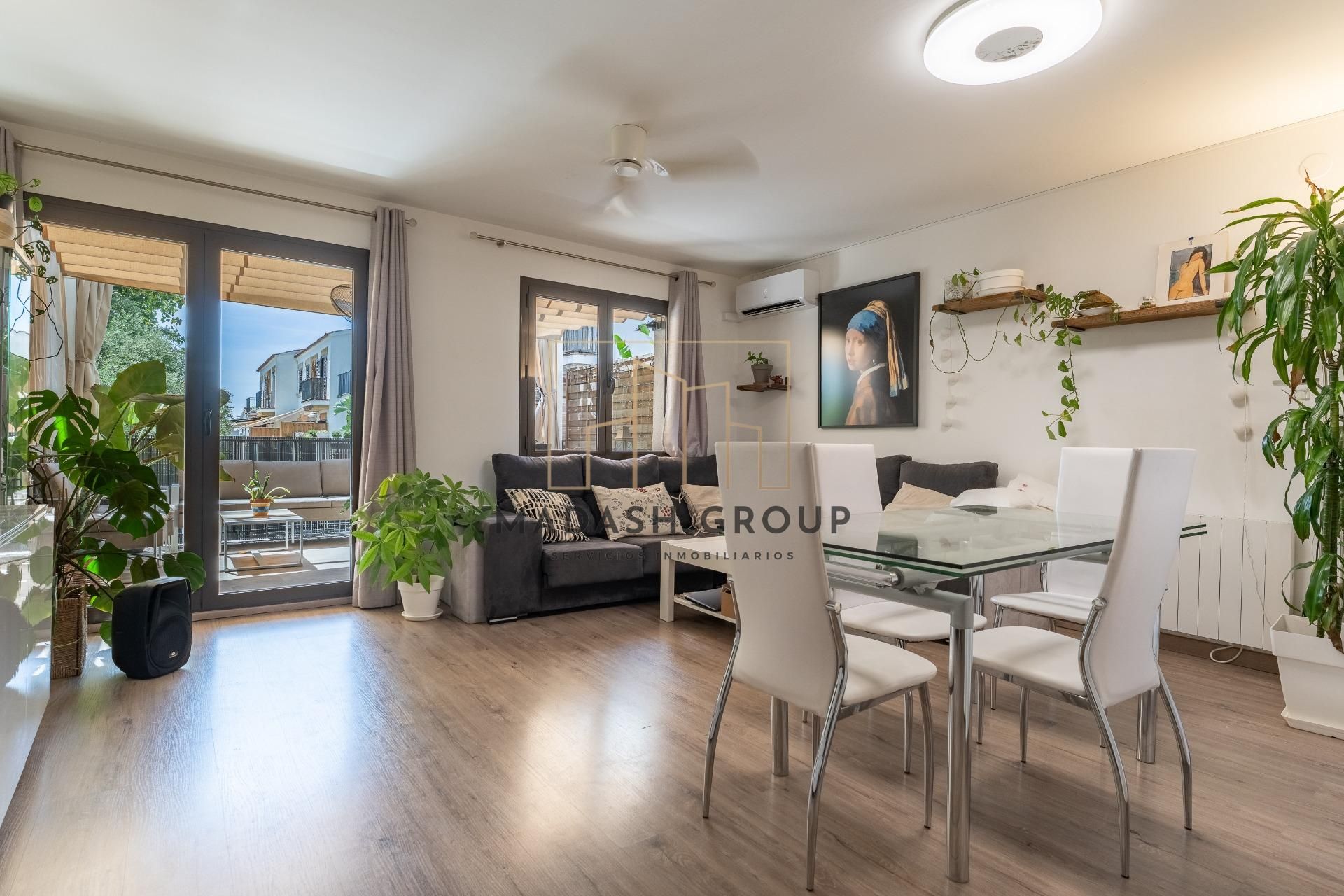 Sala d'estar de Casa adosada en venda en Cambrils amb Jardí privat, Terrassa i Balcó