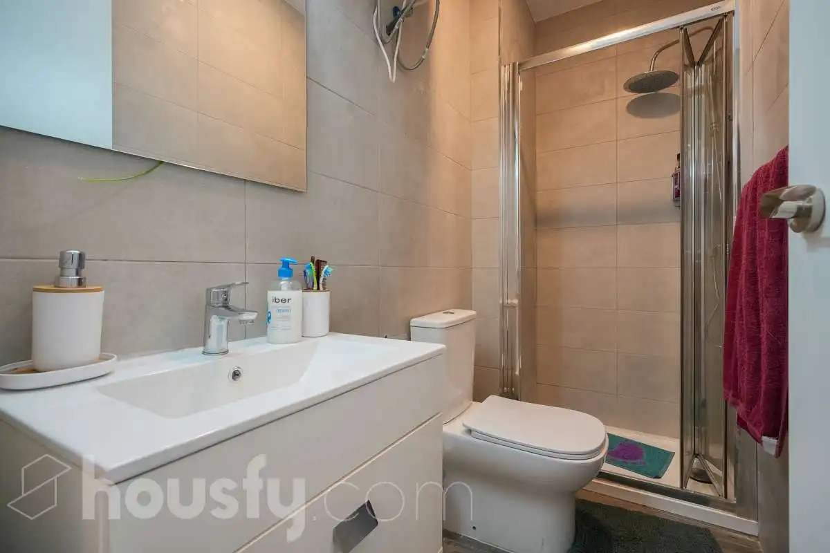 Bathroom of Flat for sale in Madrid  with Air Conditioner, Storage room and Furnished