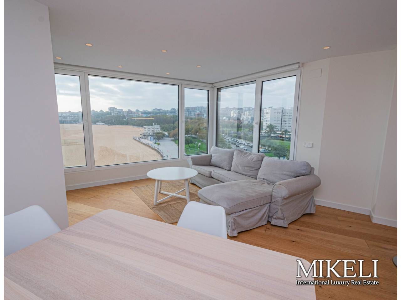 Living room of Flat to rent in Santander  with Heating, Parquet flooring and Balcony