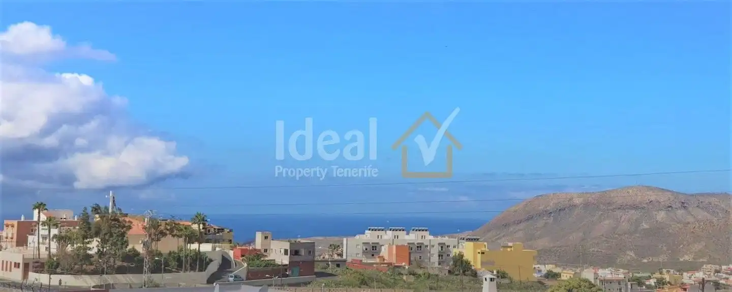 Vista exterior de Casa o xalet en venda en Arona amb Jardí privat, Terrassa i Moblat