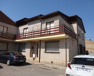 Vista exterior de Casa o xalet en venda en Salas de los Infantes amb Calefacció, Jardí privat i Terrassa