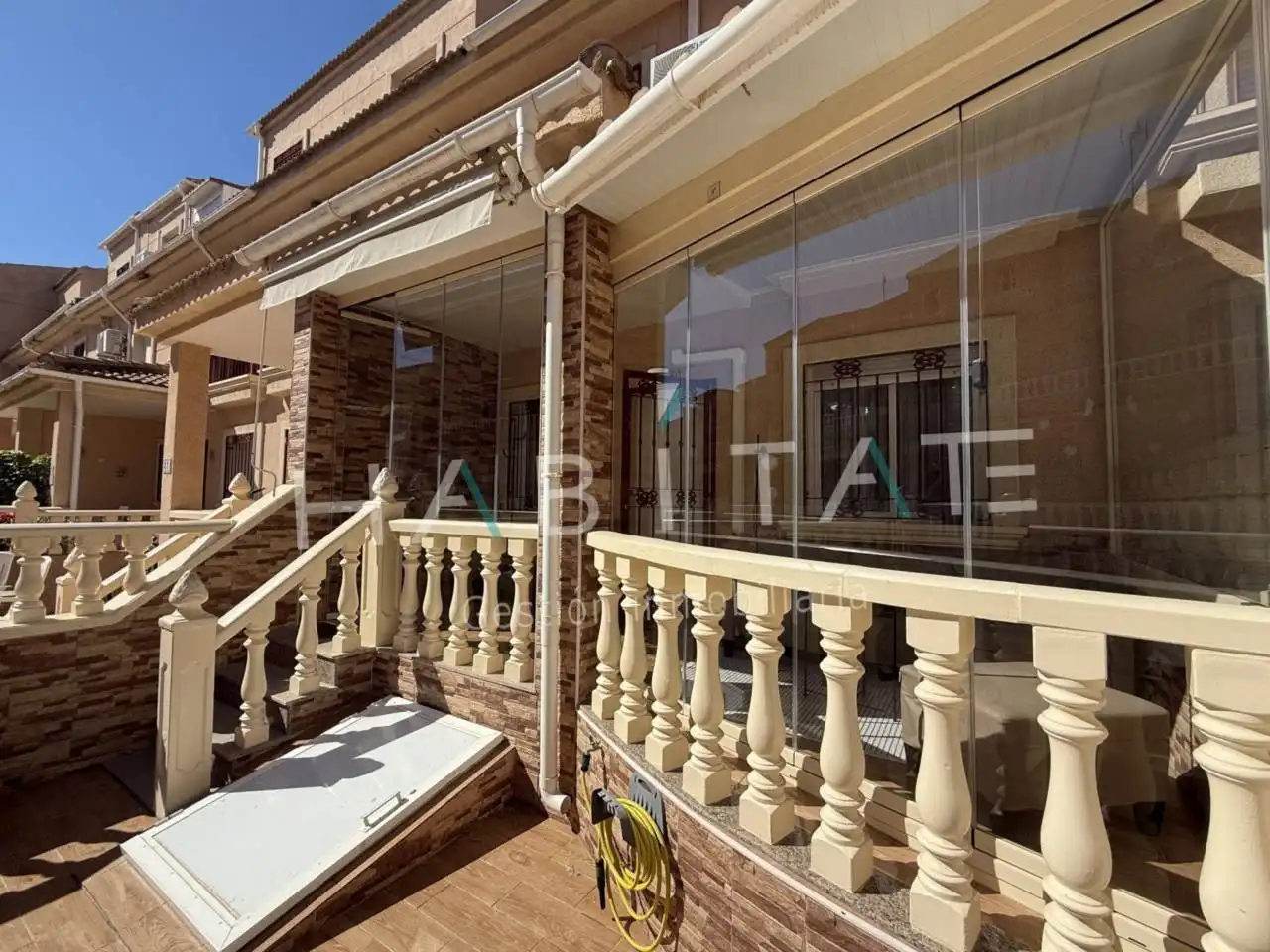Vista exterior de Dúplex en venda en Orihuela amb Aire condicionat, Calefacció i Jardí privat