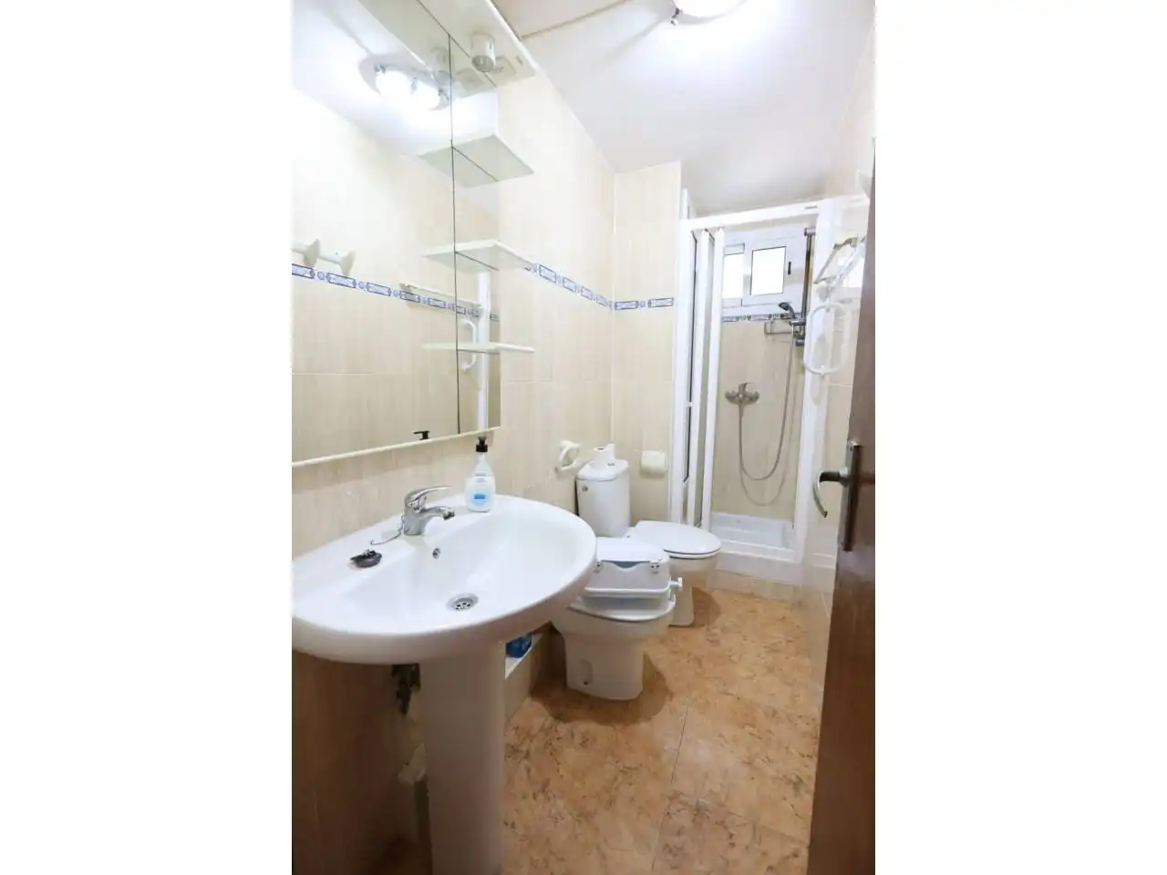 Bathroom of Flat for sale in L'Hospitalet de Llobregat