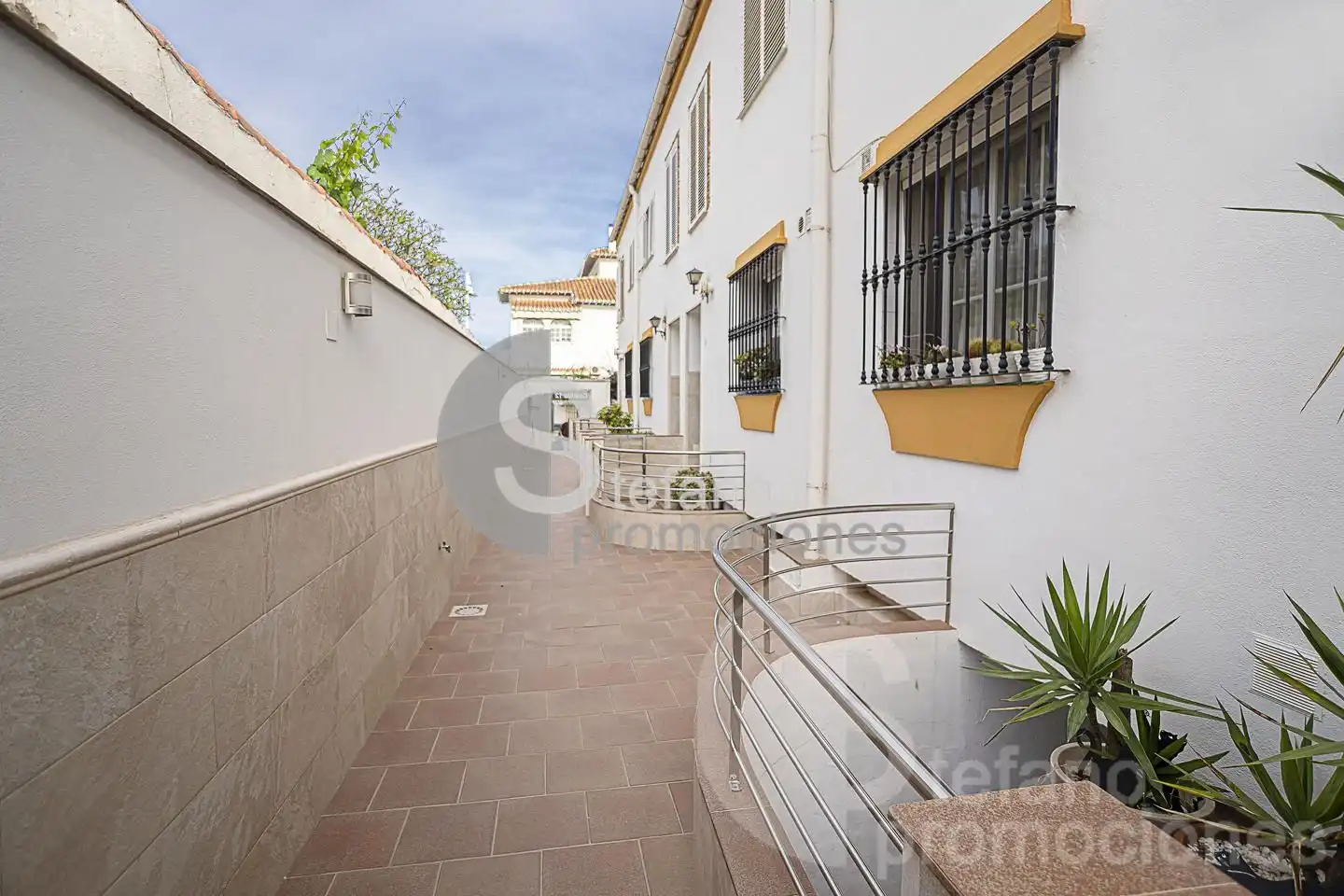 Vista exterior de Casa adosada en venda en Málaga amb Aire condicionat, Terrassa i Traster
