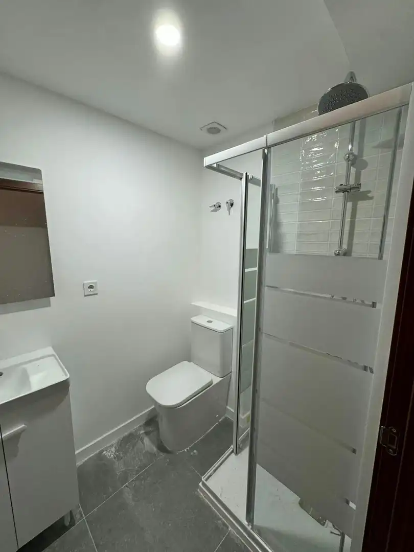 Baño de Piso para compartir en Valencia con Amueblado y Lavadora