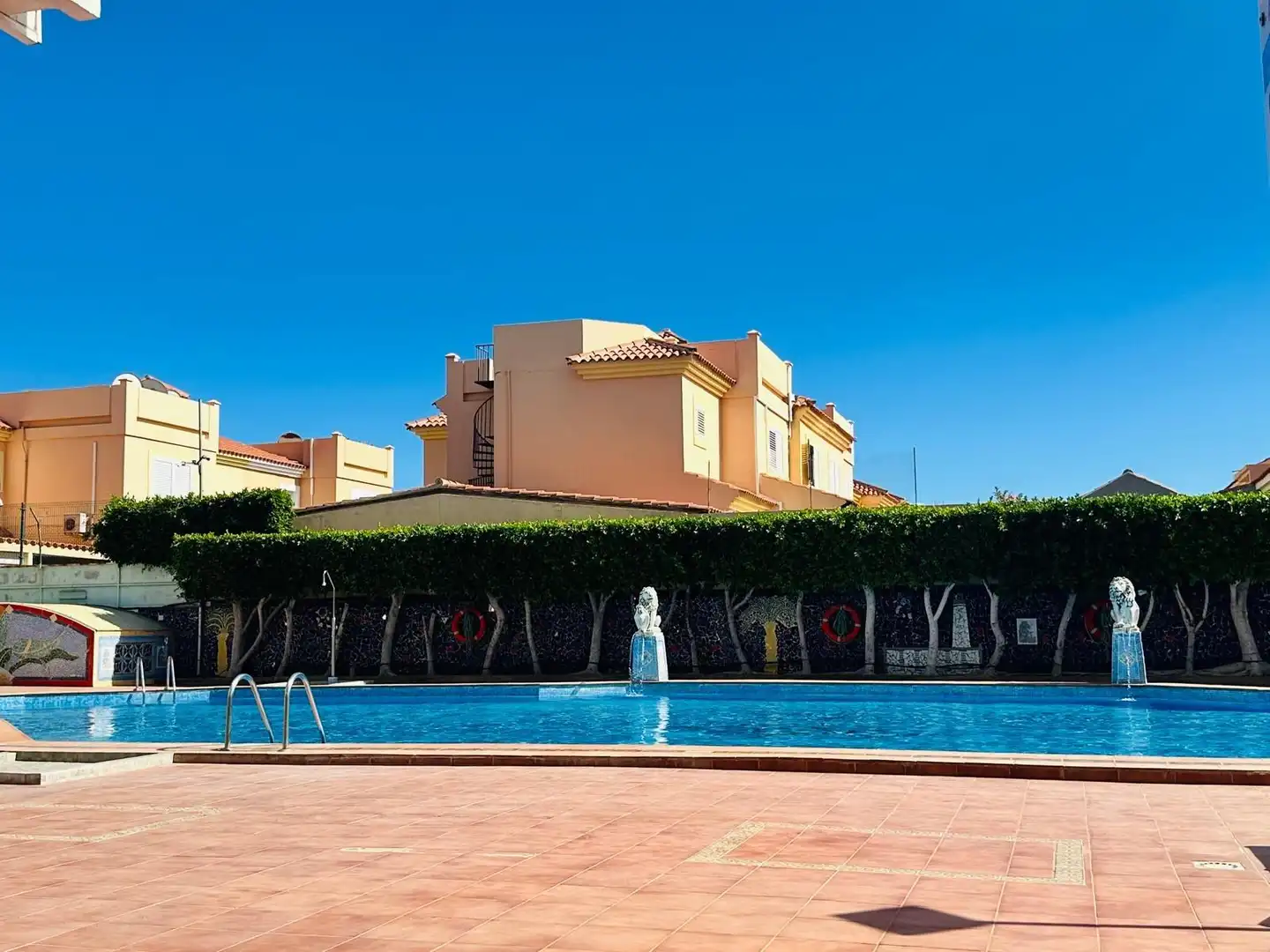 Piscina de Apartament de lloguer en San Bartolomé de Tirajana amb Aire condicionat, Jardí privat i Moblat