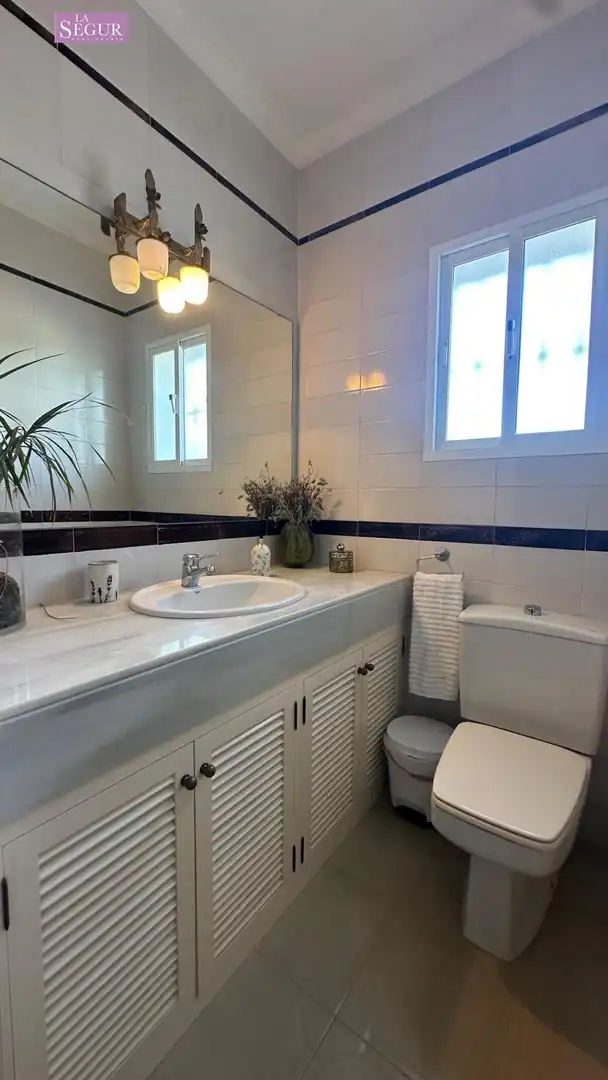 Baño de Finca rústica en venta en Barbate con Aire acondicionado, Jardín privado y Terraza