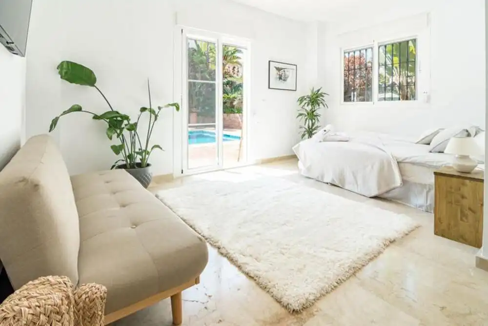 Dormitori de Casa adosada de lloguer en Marbella amb Aire condicionat, Jardí privat i Terrassa