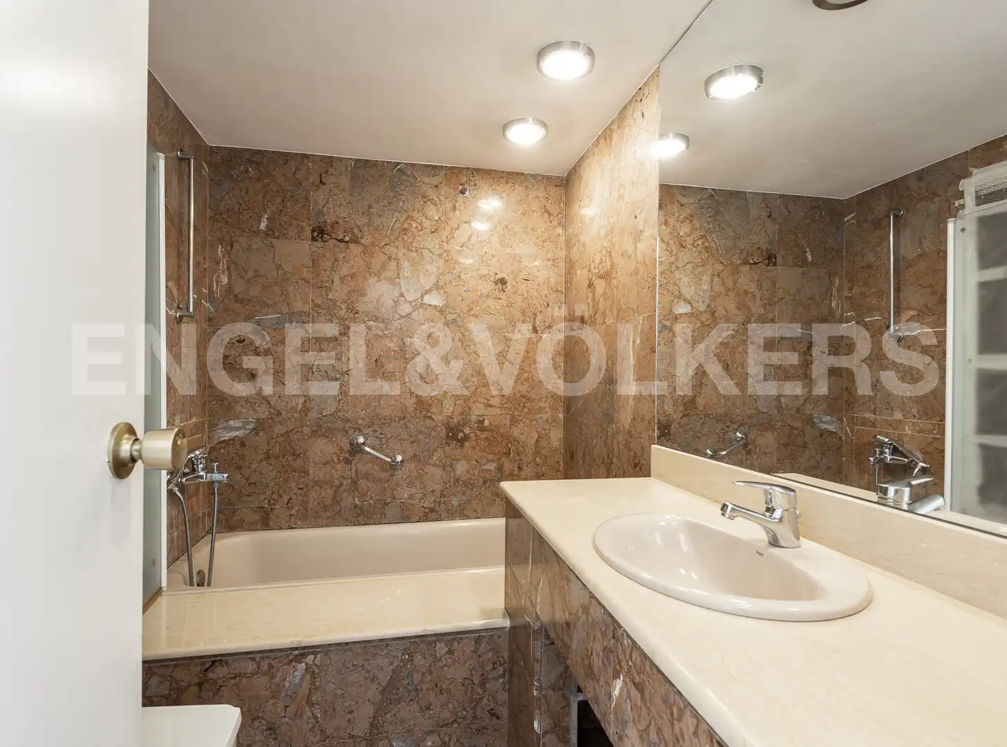 Bathroom of Flat for rent in Barcelona  with Air Conditioner, Heating and Parquet flooring