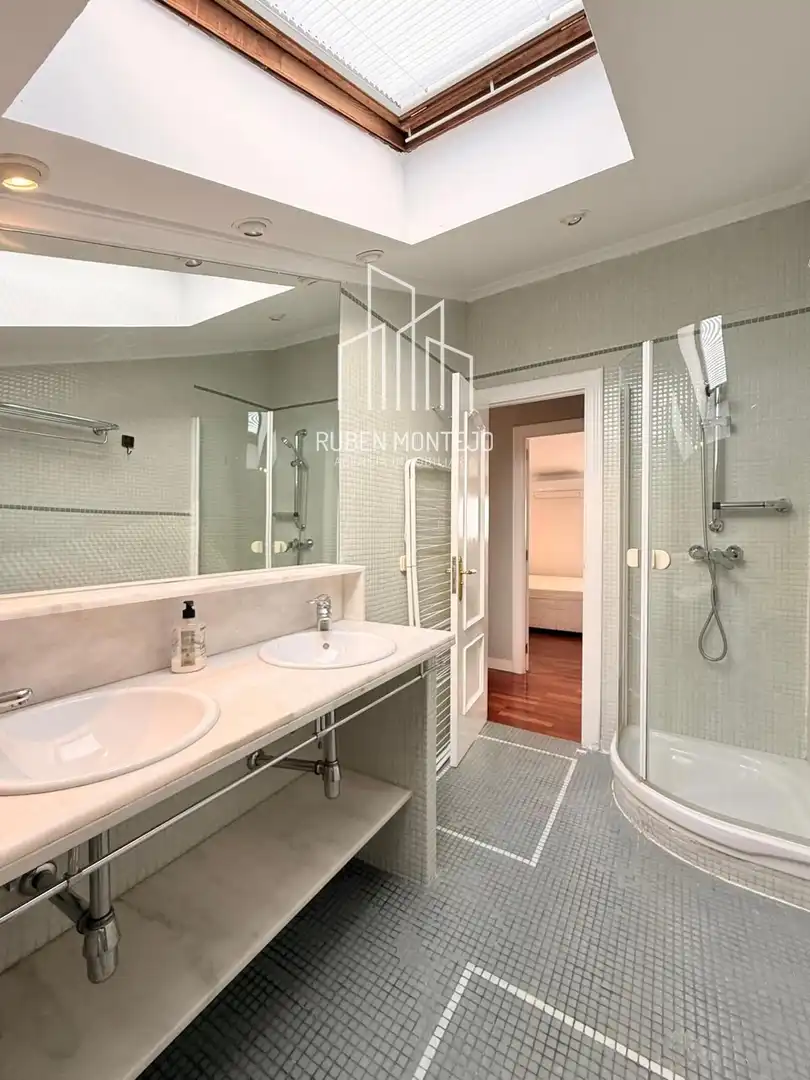 Bathroom of Attic for rent in Salamanca  with Air Conditioner, Heating and Terrace