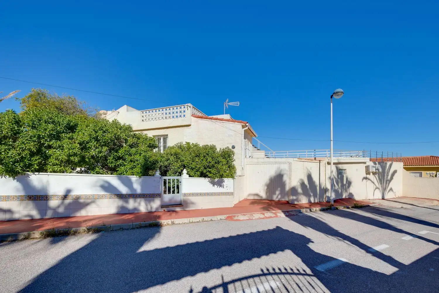 Vista exterior de Casa adosada en venta en Torrevieja con Aire acondicionado, Calefacción y Jardín privado