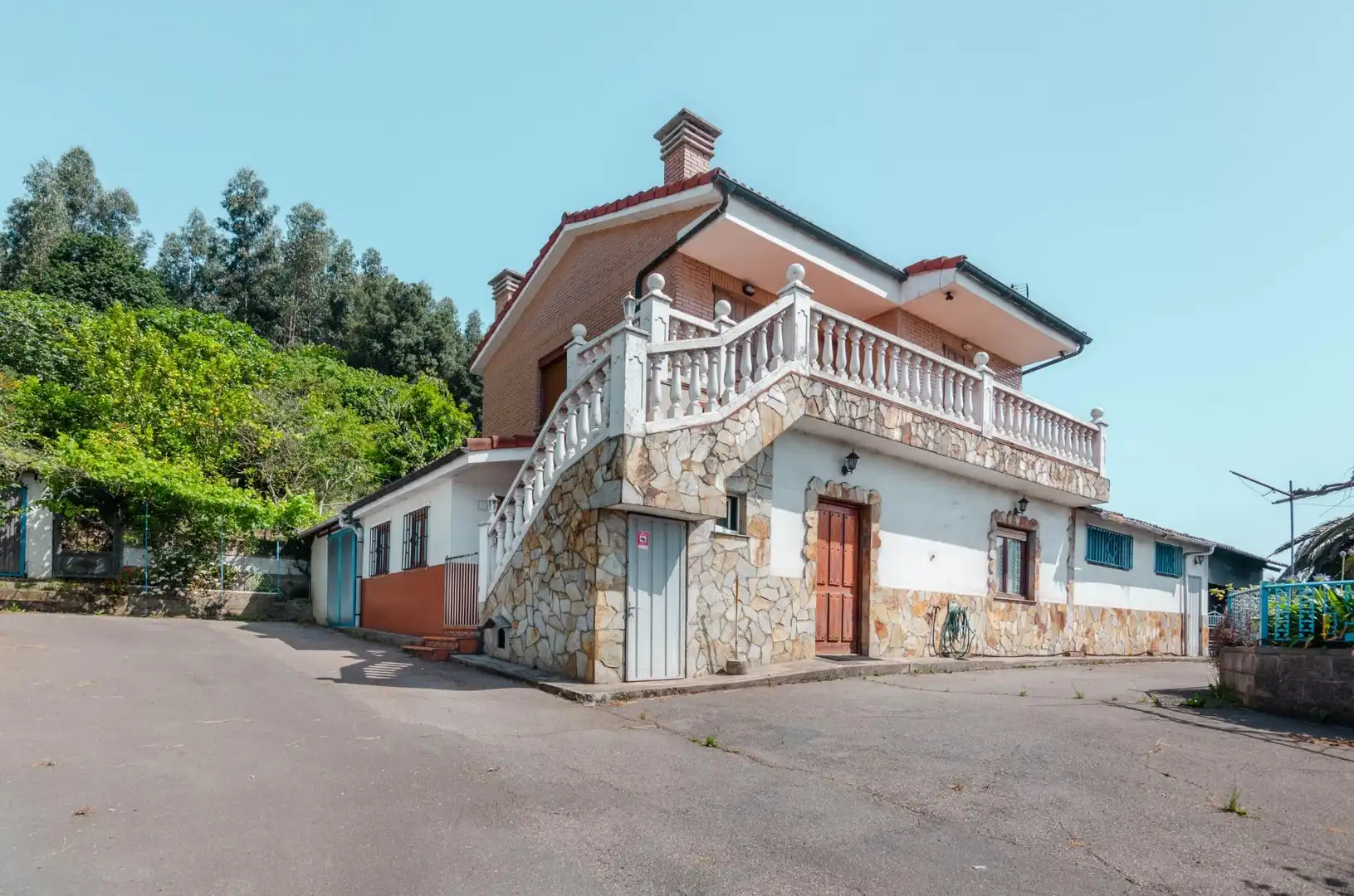 Vista exterior de Casa o xalet en venda en Gijón  amb Calefacció, Jardí privat i Terrassa