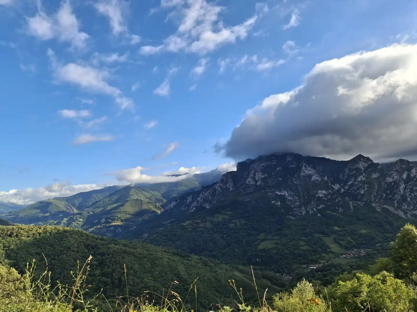 Vista exterior de Casa o xalet en venda en Quirós amb Jardí privat, Terrassa i Balcó