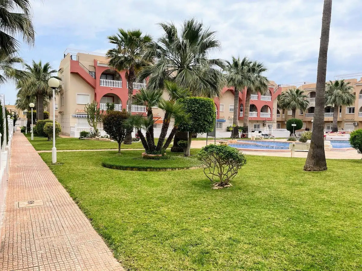 Vista exterior de Apartamento en venta en Los Alcázares con Aire acondicionado, Terraza y Piscina comunitaria