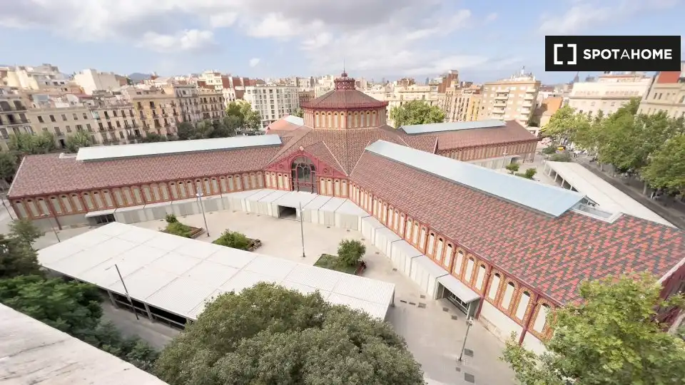 Flat with terrace to rent in Eixample