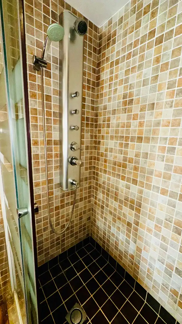 Badezimmer von Dachboden zum Verkauf in L'Estartit mit Klimaanlage, Heizung und Parkett