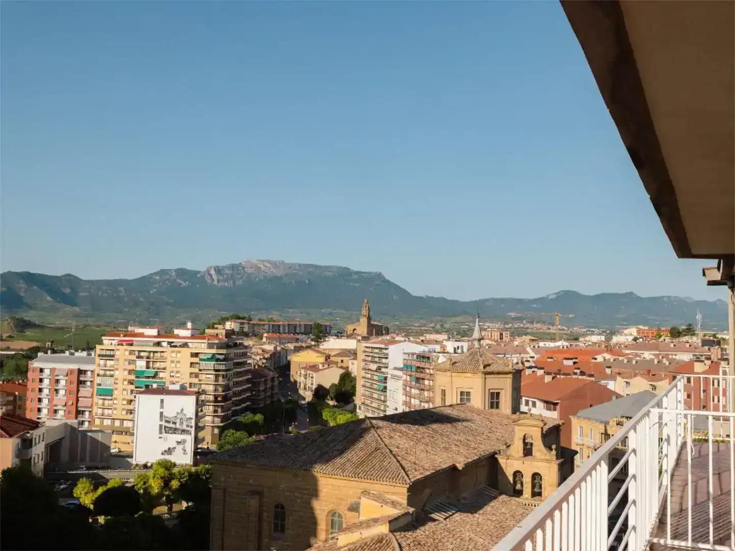 Außenansicht von Wohnung zur Miete in Haro mit Balkon