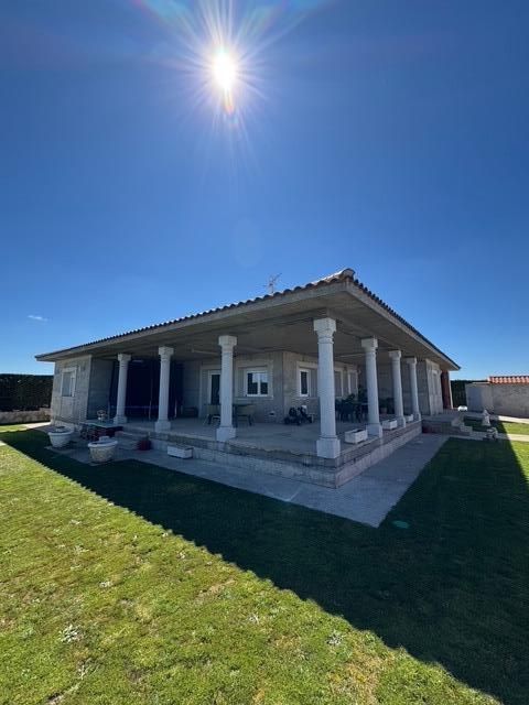 Vista exterior de Casa o xalet en venda en Calvarrasa de Arriba amb Calefacció, Jardí privat i Terrassa