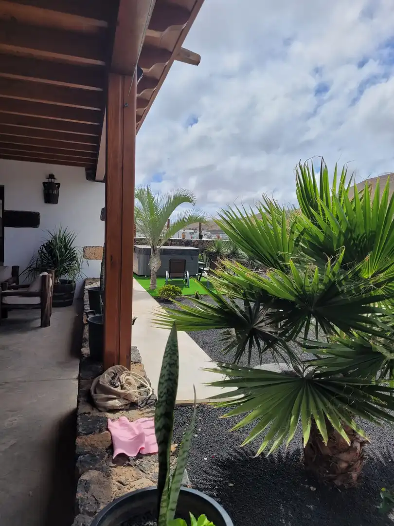 Casa rústica con jardín en venta en Tinajo