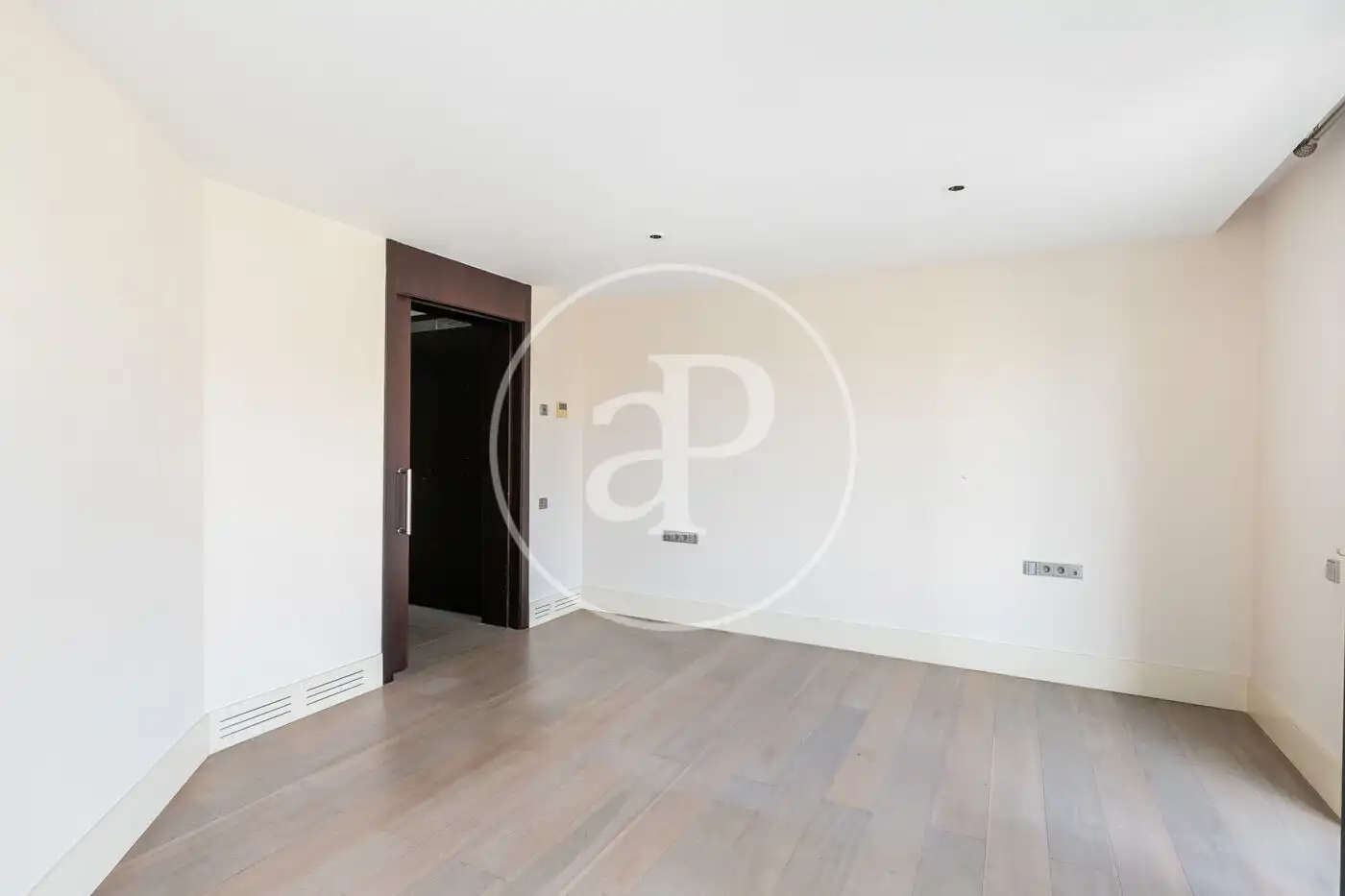 Flat for sale in Barcelona  with Air Conditioner and Heating