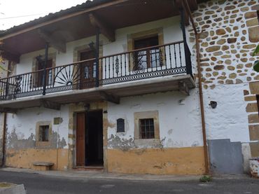 Casa bifamiliare con balcone in vendita a Villacarriedo