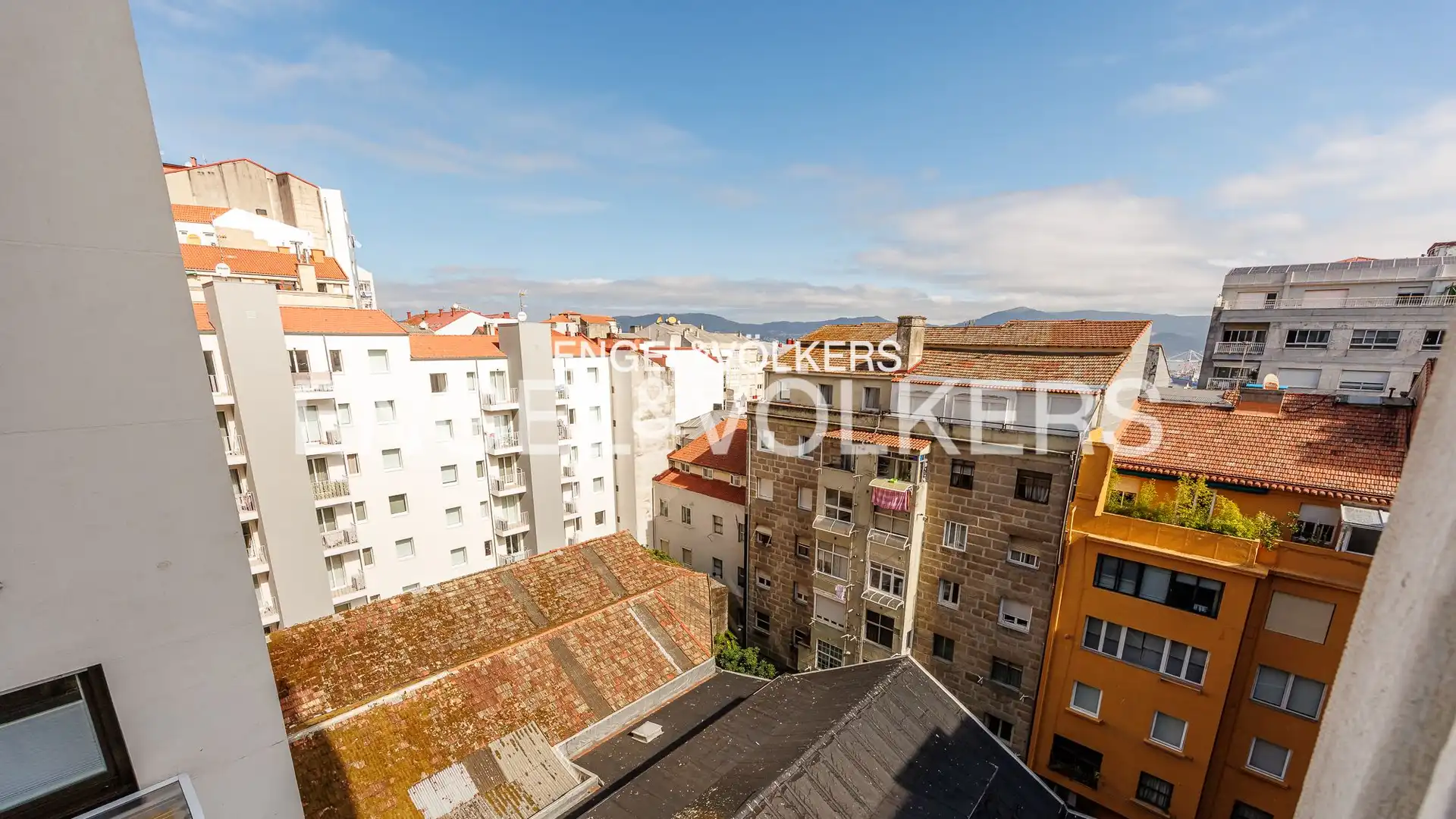 Außenansicht von Wohnungen zum Verkauf in Vigo  mit Heizung, Parkett und Terrasse